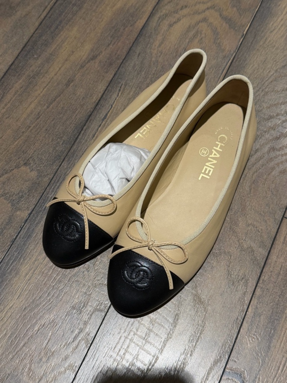 CHANEL Beige and Black Cap-Toe Leather Ballet Flats 38.5